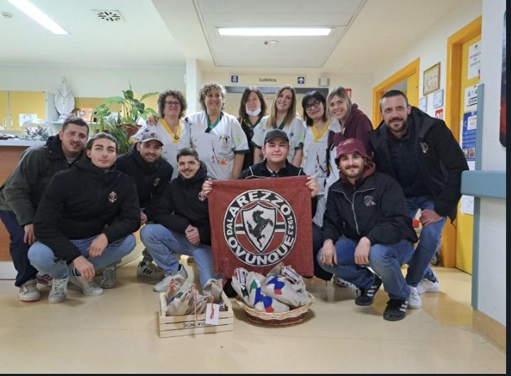 Ospedale di Arezzo, la Befana dell’associazione Vigili del Fuoco arriva in pediatria