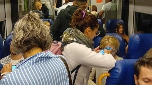 Treni carichi di disagi e polemiche: "Vagoni pieni e solo posti in piedi"