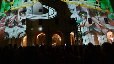 Lo studio viareggino Imaginarium ha ricevuto applausi per lo spettacolo di videomapping "Verdinaria 2.0" a Parma, inaugurando il Festival Verdi con creazioni visive e sonore ispirate al Maestro.