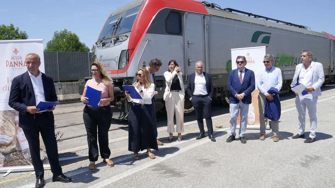 Acqua Panna viaggia in treno. Collegamento Prato-Livorno: "Ogni anno 1500 tir in meno"