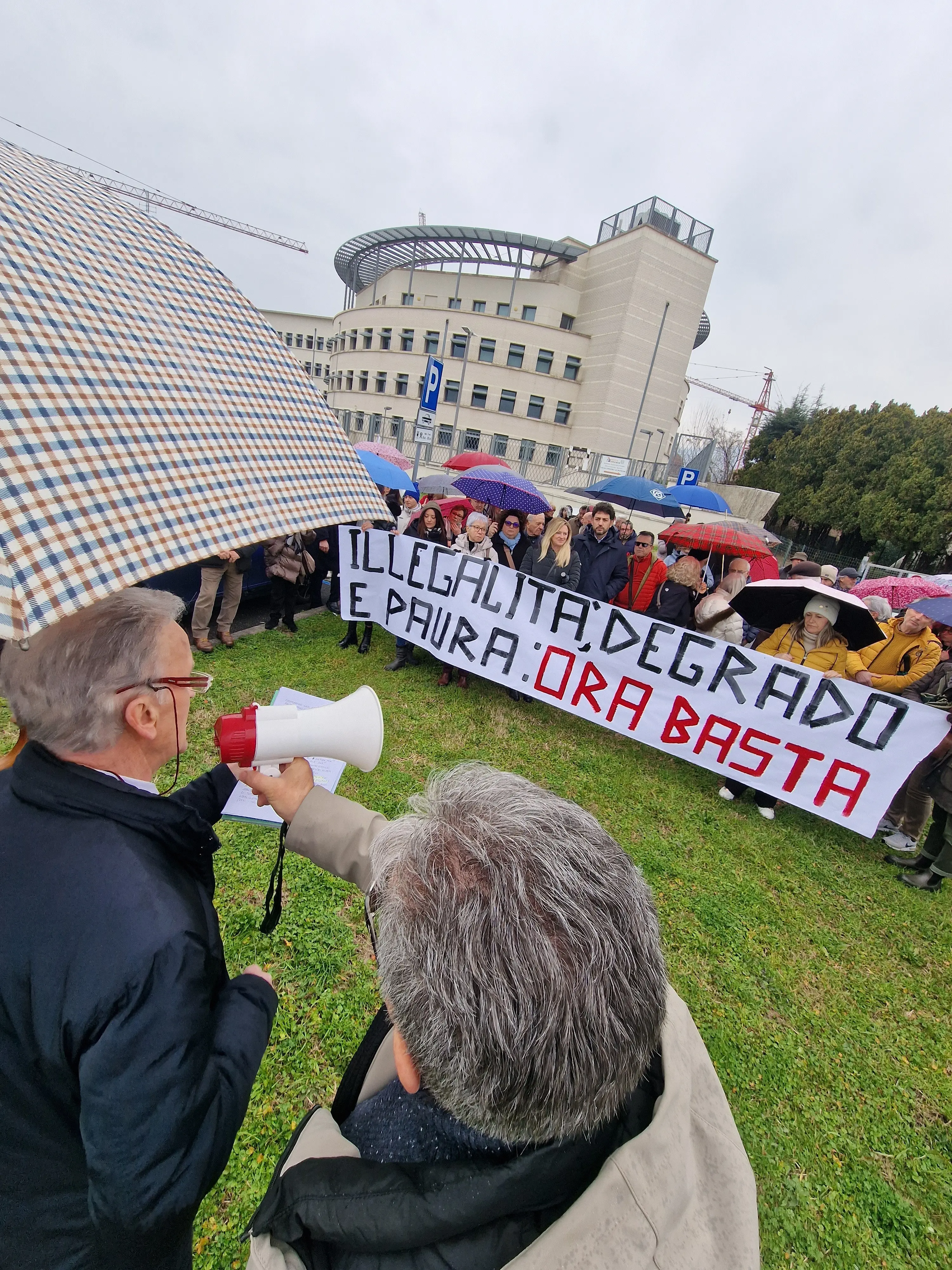 Vicofaro, la battaglia dei residenti. Accuse a parroco e vescovo: ‘Nuova manifestazione’