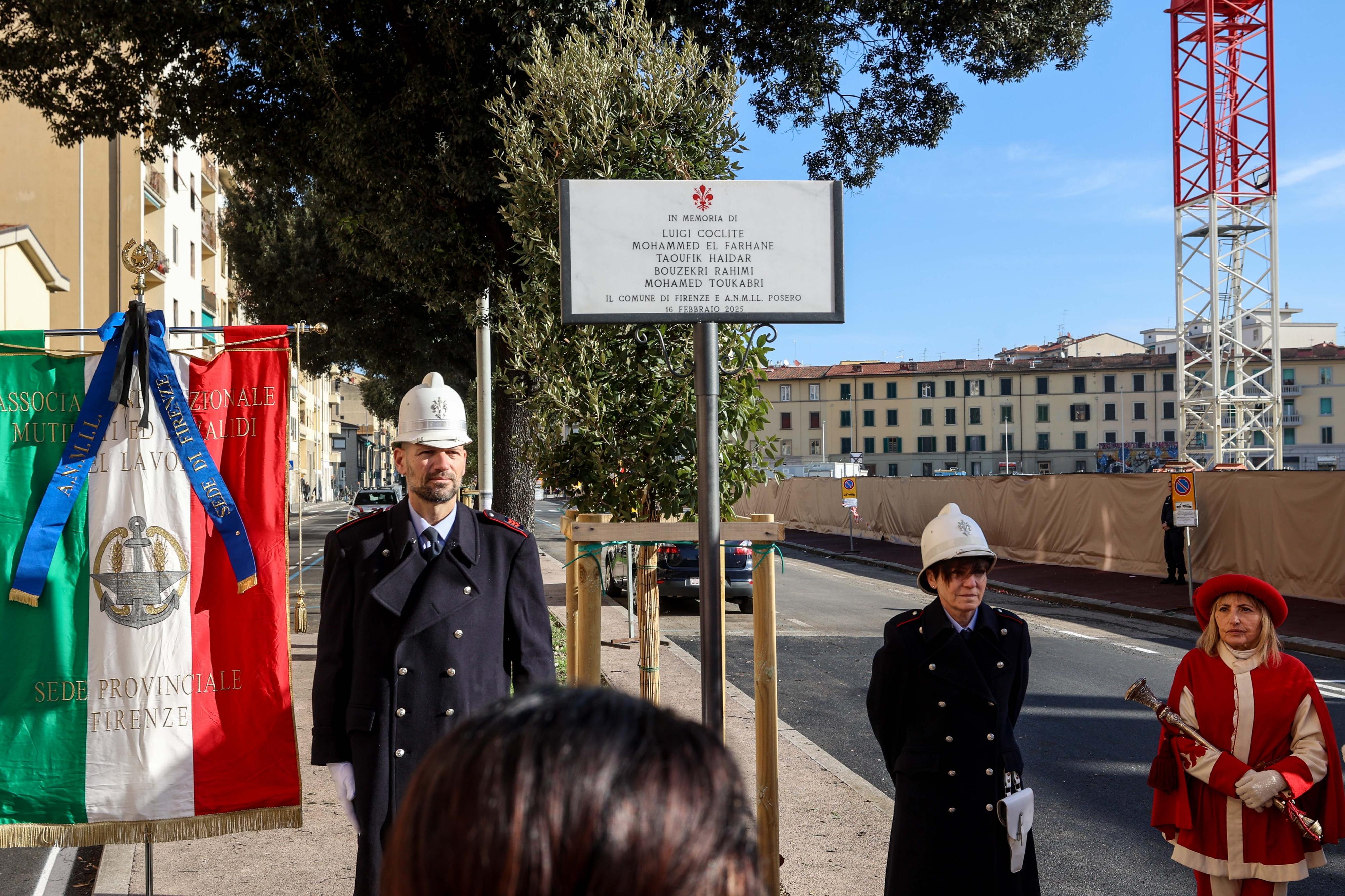 Strage via Mariti un anno dopo, la targa in memoria degli operai deceduti. La vedova di Coclite: “Firenze non ci ha lasciato soli”