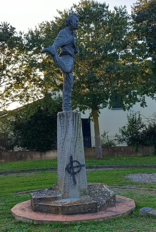 Deturpato con una croce celtica il monumento a Roberto Benigni