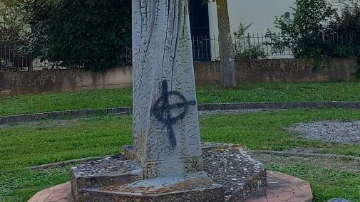 La croce celtica sul basamento del monumento a Benigni, proprio sopra la scritta "La vita è bella", il titolo del film da Oscar sulla Shoah