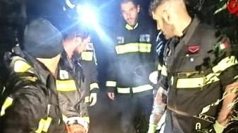 Il pronto intervento di due squadre di vigili del fuoco, una di Campostaggia e l’altra di Siena, ha permesso all’uomo di fare ritorno a casa sano e salvo