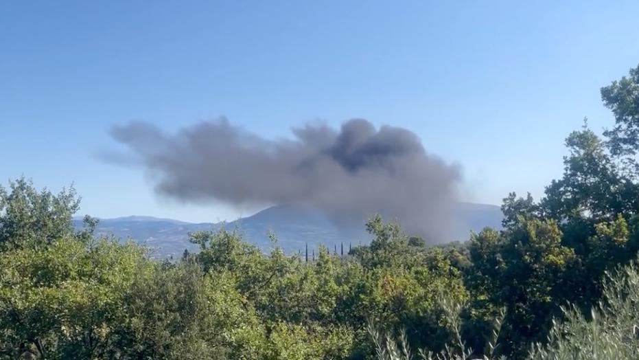 Vasto incendio vicino a Perugia, a fuoco materiali pericolosi. Colonna di fumo visibile a chilometri