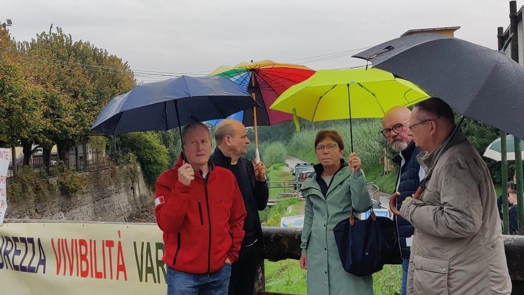 Una manifestazione del comitato dei cittadini di Pontenuovo: questa vicenda è condivisa anche dal comitato di Santomato