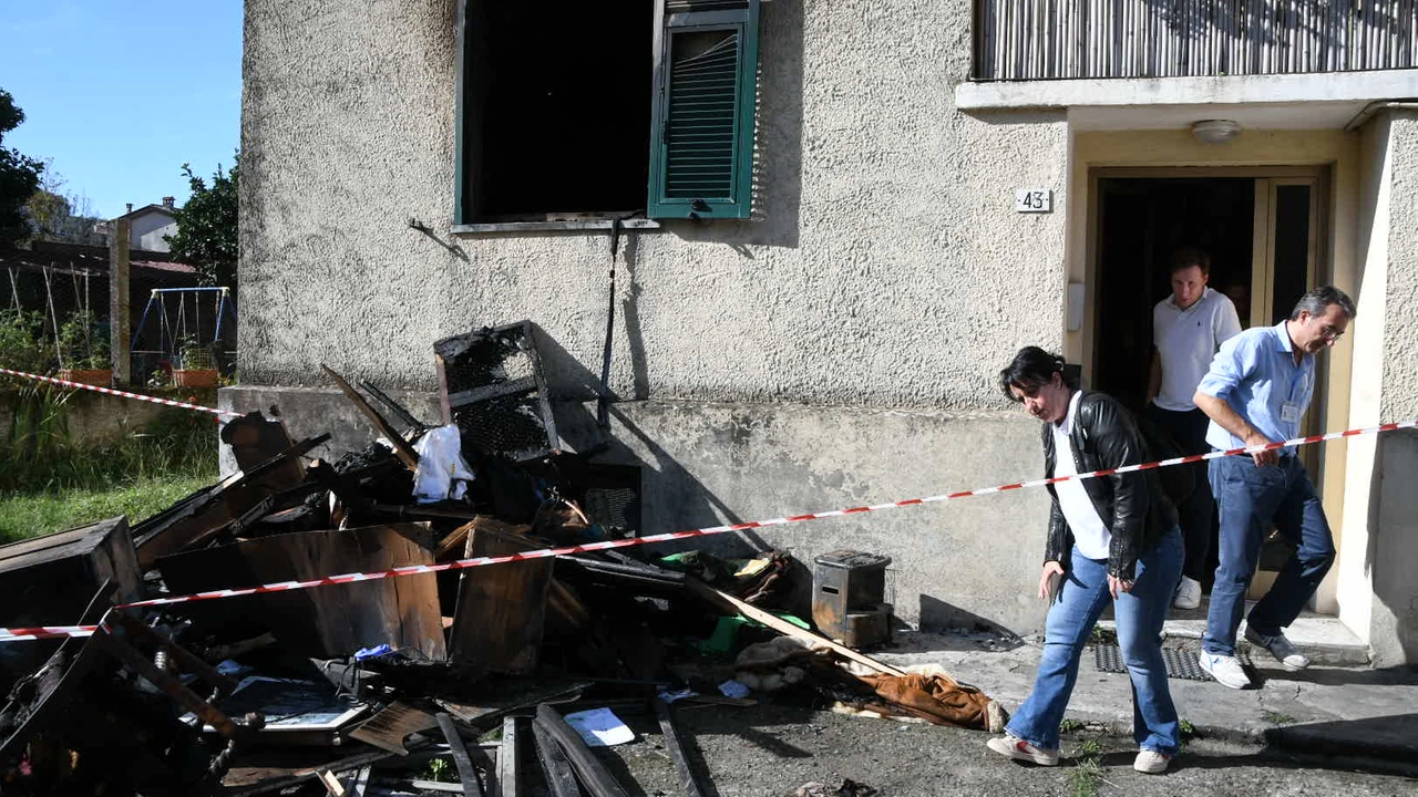 Sopra i tecnici di Erp appongono i sigilli nell’abitazione coinvolta dalle fiamme, la mobilia andata completamente a fuoco a causa dell’incendio, sotto i dirigenti del Comune arrivati sul posto per effettuare un sopralluogo nelle abitazioni limitrofe all’incendio (Foto servizio Paola Nizza)