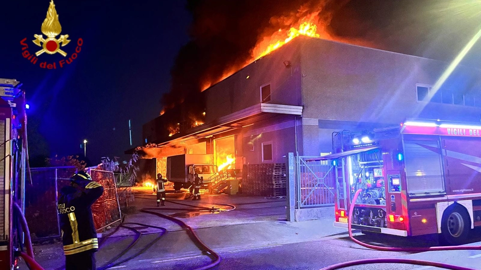 L'incendio nel capannone a Prato (Foto vigili del fuoco)