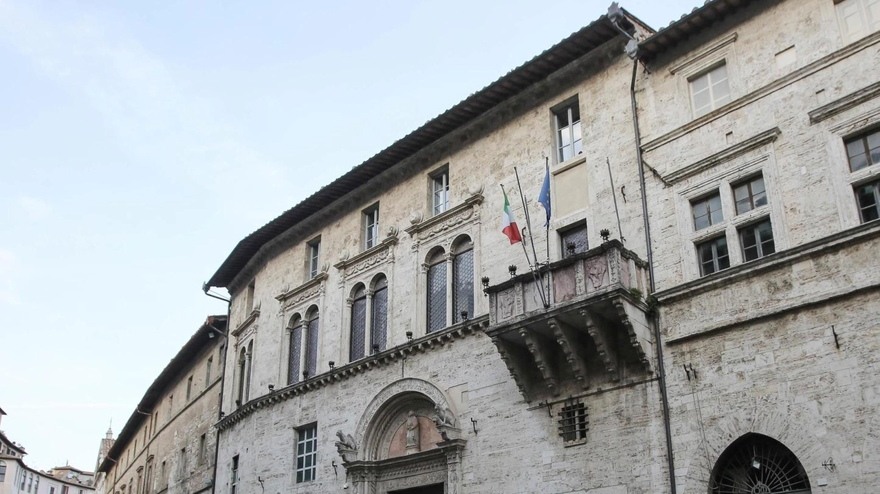 – Un 57enne italiano, residente a Roma e con precedenti è stato arrestato dai carabinieri della stazione di Perugia...