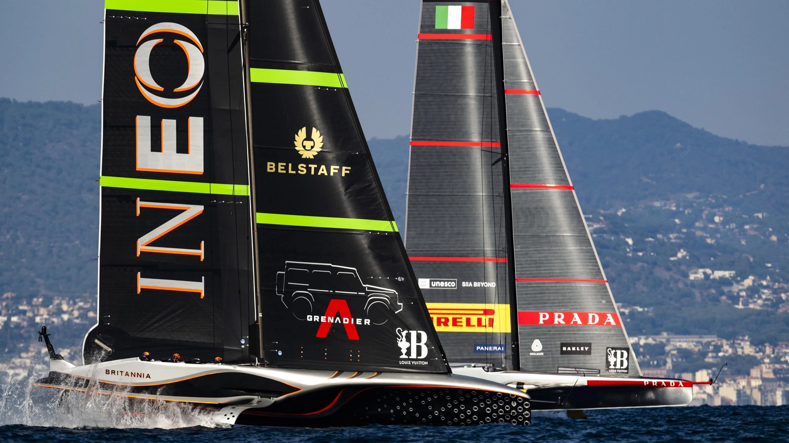 La barca italiana vince la partenza e difende il primato in tutti gli 8 lati del match race, raggiunta la velocità massima di 97 km/h. Nella seconda regata si impongono i britannici