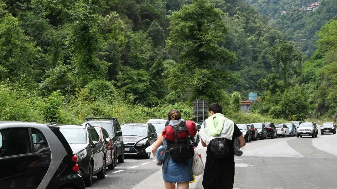 La fila di auto parcheggiate lungo via Bassa Tambura in prossimità della deviazione per Guadine, Gronda e Resceto