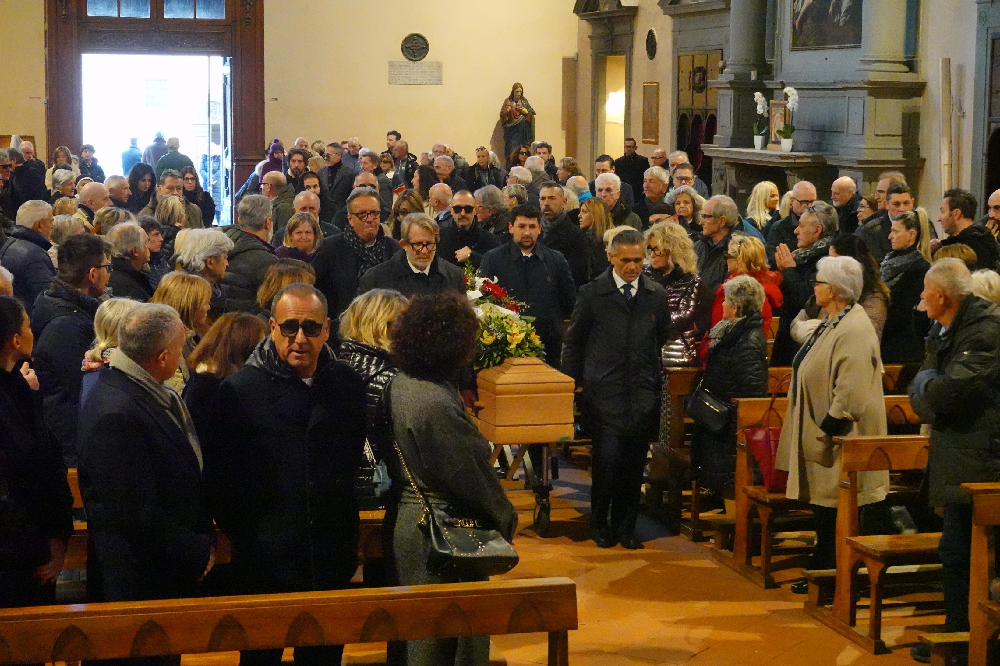 Capecchi, i funerali dell’agente che scoprì le star. Pieraccioni: “Ci ha insegnato la semplicità”