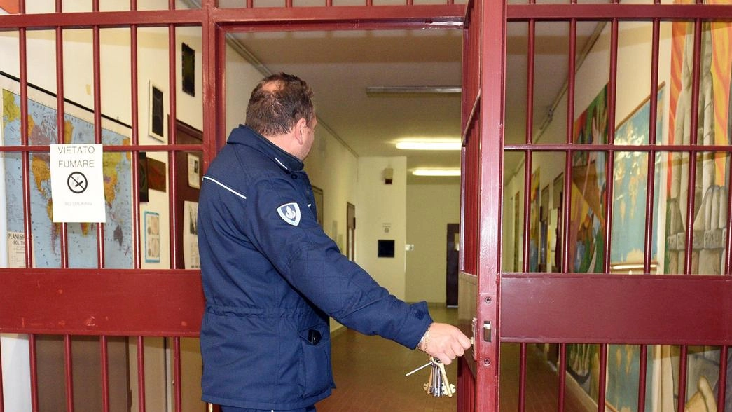 L’interno di un carcere (foto d’archivio) In alto Giulio Riccio e Donato Nolè (Fp Cgil)