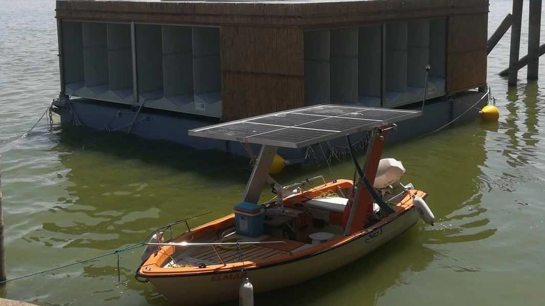 A Castiglione del Lago è stata varata IsolaB, una zattera galleggiante a zero emissioni per il controllo dei Chironomidi nel Lago Trasimeno, finanziata con fondi Pnrr e dalla Fondazione Cucinelli.