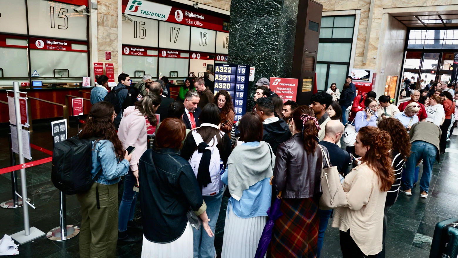 Treni in ritardo e disagi in stazione (Foto Gianluca Moggi/New Press Photo)