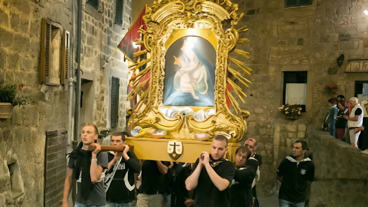 Nella foto di Gabriele Forti, un’immagine della processione per il corteo storico della Madonna di San Pietro a Piancastagnaio