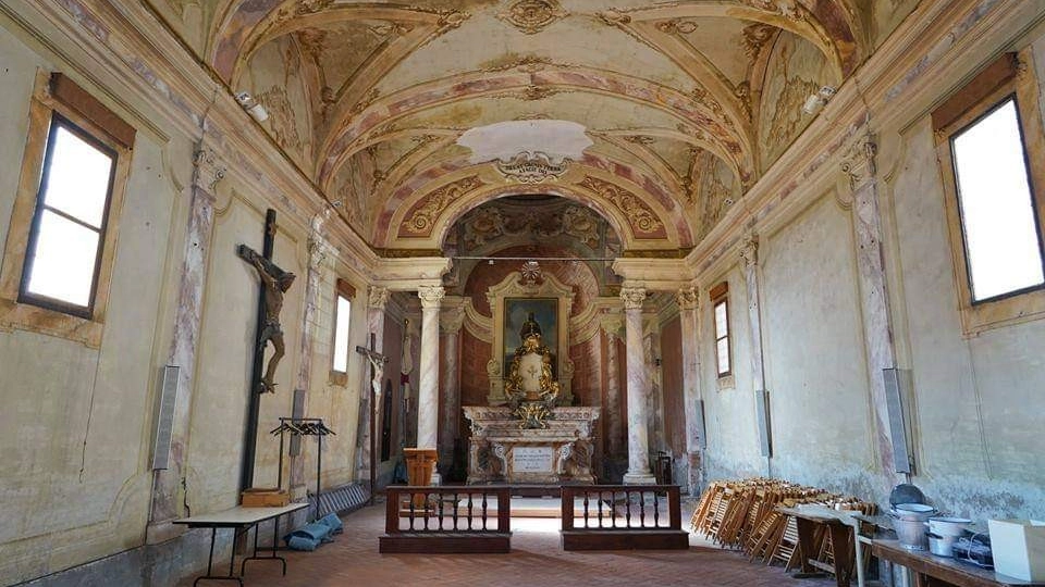 L’interno della chiesa di San Michele a Carmignano. Nel tondo, la Visitazione del Pontormo