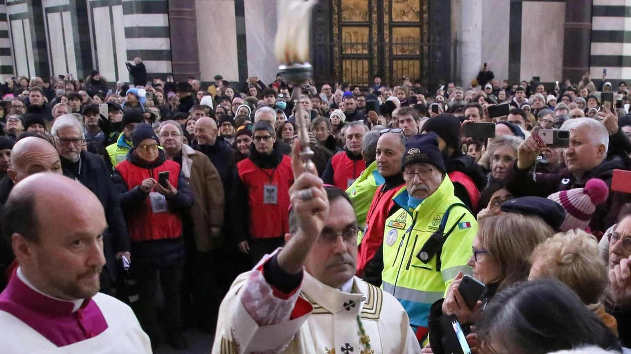 Monsignor Gherardo Gambelli benedice la folla durante i riti di apertura del Giubileo nella diocesi di speranza. Alla processione dalla Santissima Annunziata e alla Messa in Duomo hanno partecipato migliaia di persone