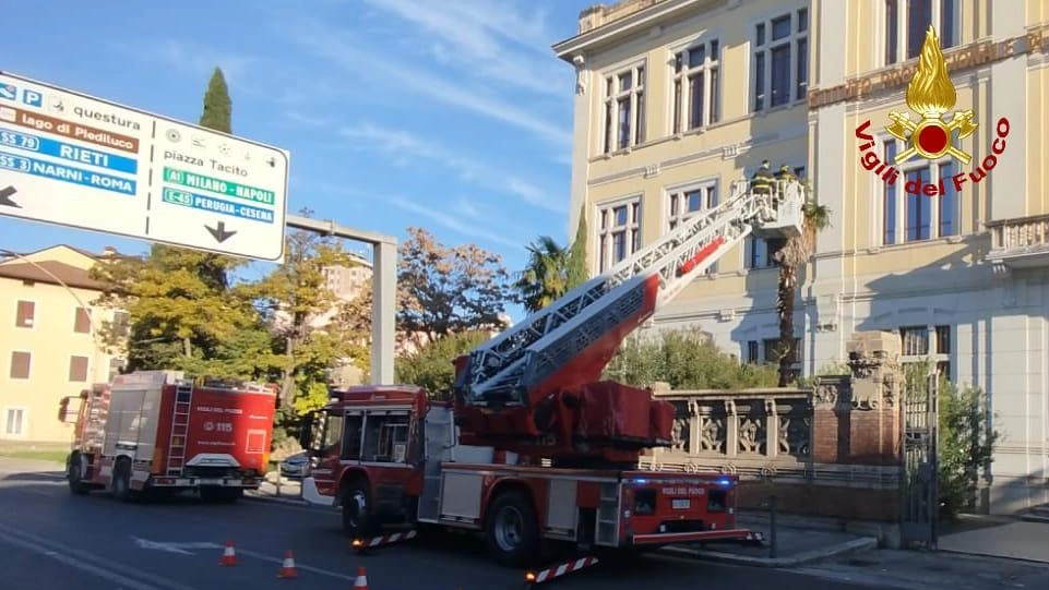 L’intervento dei vigili del fuoco ieri mattina all’Ipsia