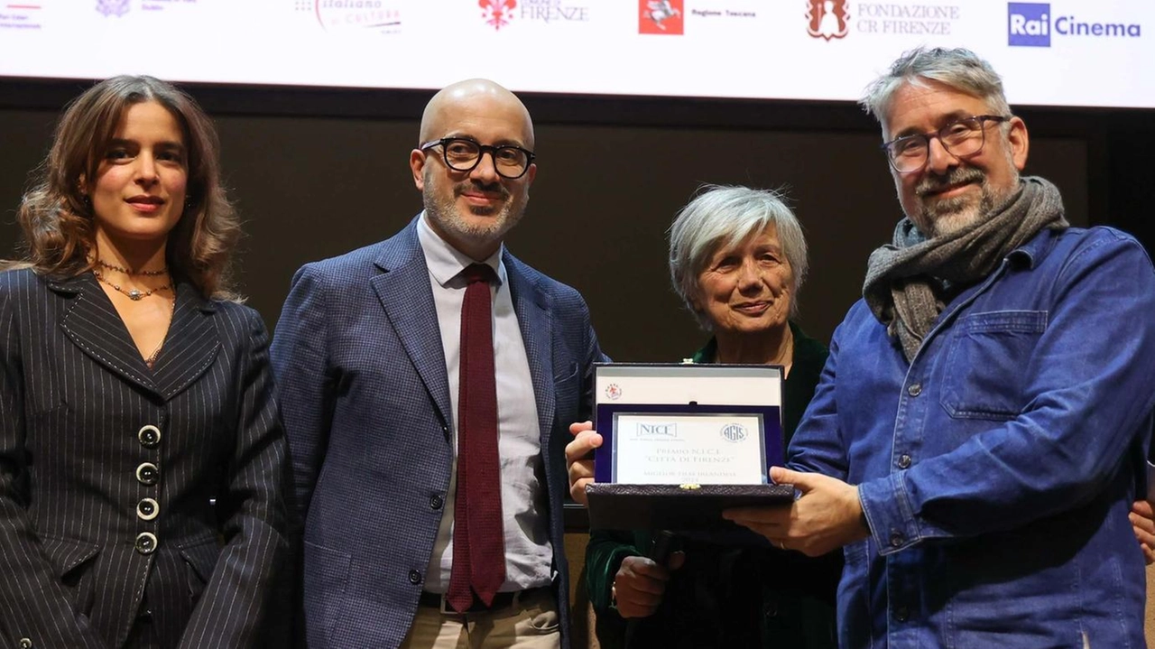 La premiazione di Luke McManus da parte di Viviana Del Bianco direttrice di N.I.C.E con l’assessore Giovanni Bettarini