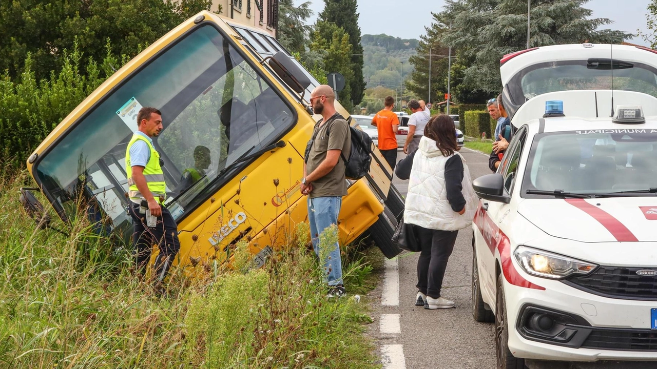 Lo scuolabus ribaltato giovedì pomeriggio in via della Motta ad Avane