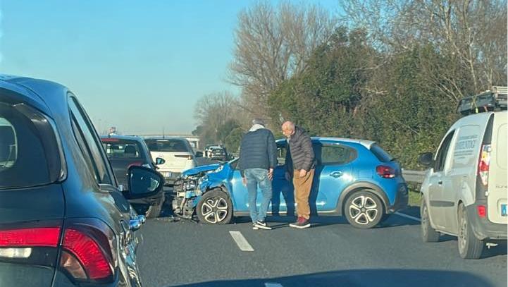 Incidente sulla FiPiLi a Cascina, traffico in tilt