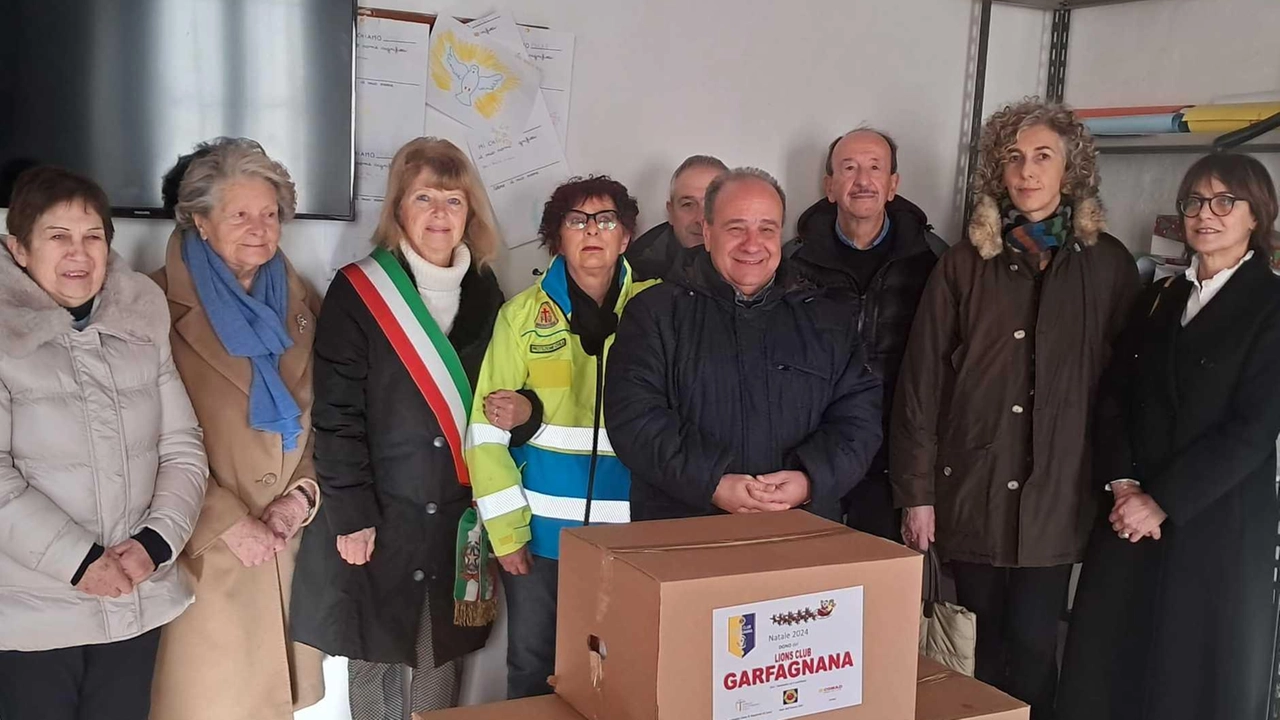 La consegna dei pacchi da parte del Lions Club Garfagnana alla Caritas per una successiva distribuzione alle famiglie bisognose