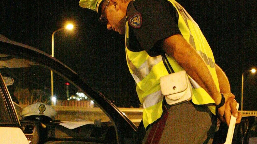 Una donna ubriaca tampona un'auto con tre bambini a bordo a Marina di Grosseto durante la notte dei fuochi. Nessun ferito grave, ma il traffico rimane congestionato a lungo.