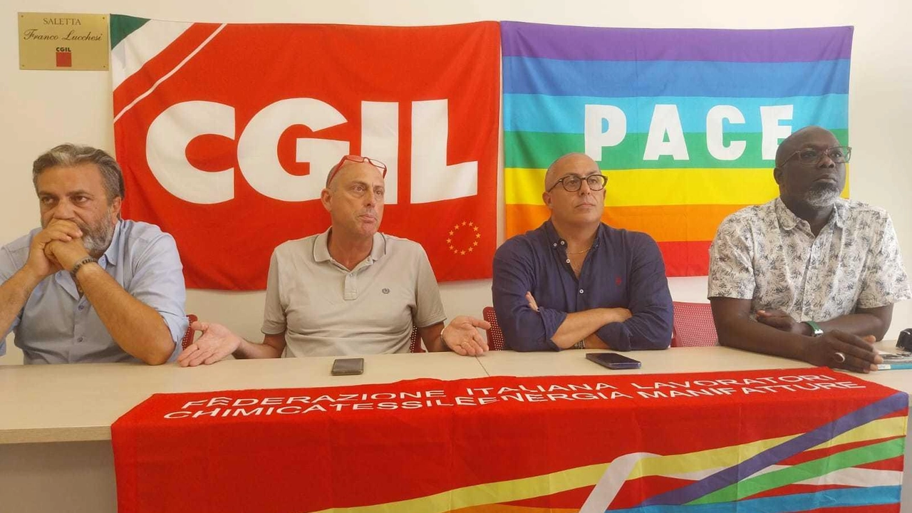 Duro attacco della Cgil del Cuoio: "Servono risposte immediate sulla Cigs". Sindacati preoccupati per ciò che potrebbe accadere da qui a fine agosto.