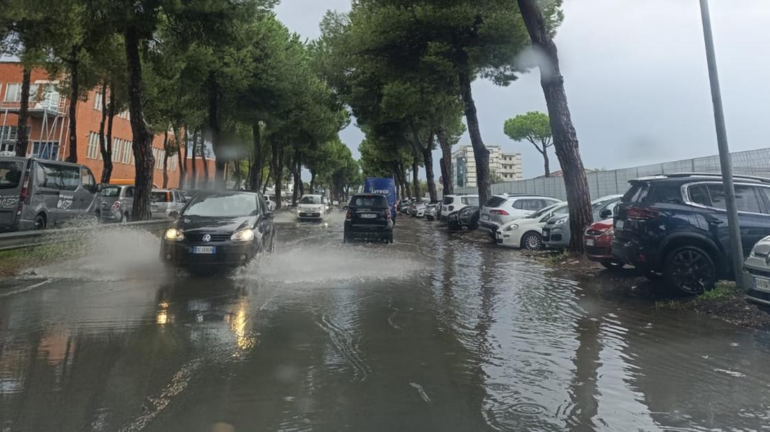 Nuova bomba d’acqua. Sottopassi allagati e strade come fiumi. Piove negli ambulatori