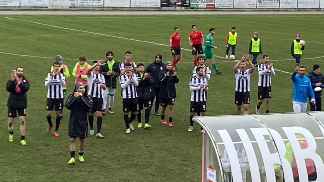 La festa finale dei giocatori bianconeri sul campo dell’Urbania. Ora la doppia sfida alla Sestese nei quarti di finale nazionali