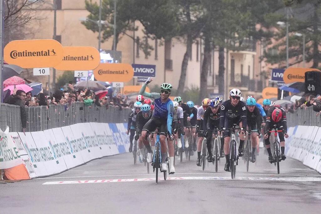 Tanta pioggia e cielo grigio per la Tirreno Adriatico nella tappa tra Toscana e Umbria. Vince Vendrame