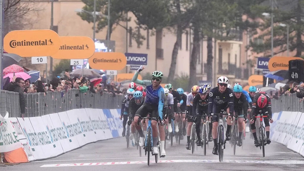 Tanta pioggia e cielo grigio per la Tirreno-Adriatico nella tappa tra Toscana e Umbria. Vince Vendrame