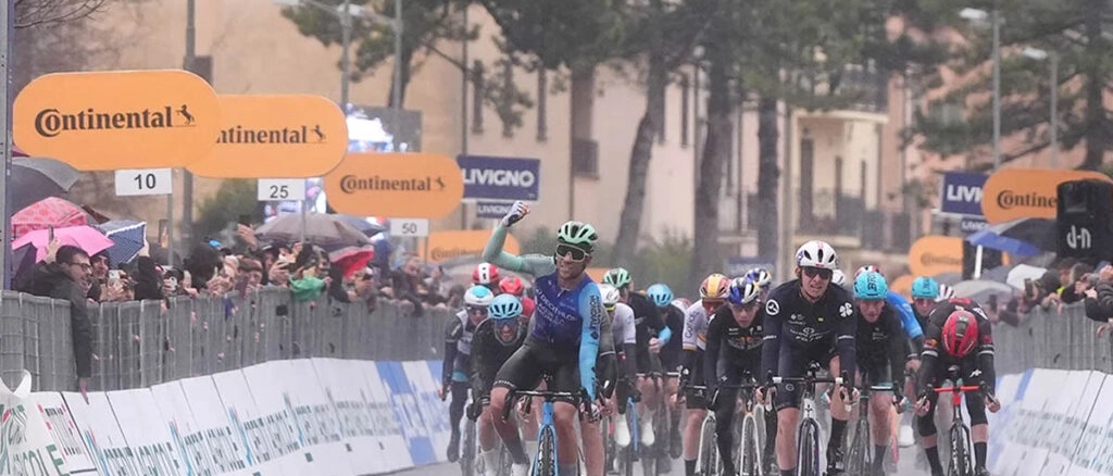 Tanta pioggia e cielo grigio per la Tirreno-Adriatico nella tappa tra Toscana e Umbria. Vince Vendrame