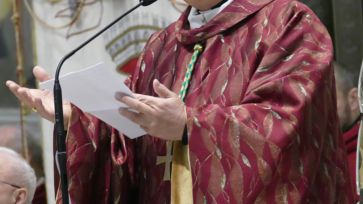 Nel pontificale ha spronato la comunità a stare vicina alle nuove generazioni segnate dalla paura . L’invito a "costruire una cultura del dialogo che avvicini uomini e donne di etnie e religioni diverse".