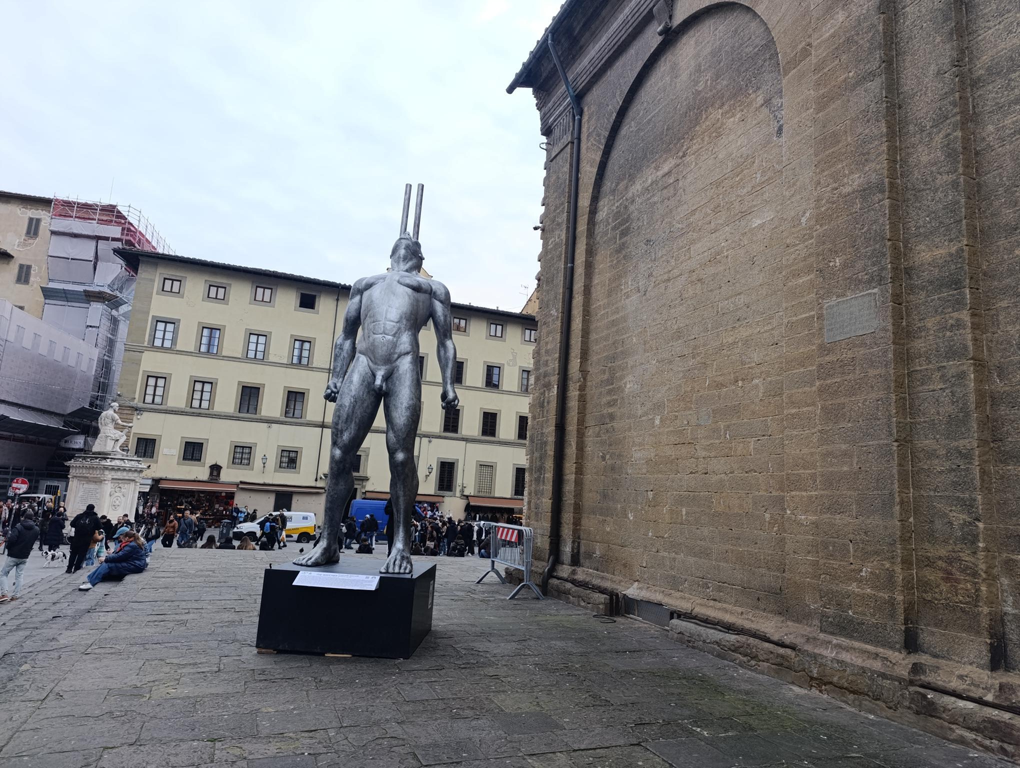 Firenze, un gigante in San Lorenzo: è la scultura di Giannelli