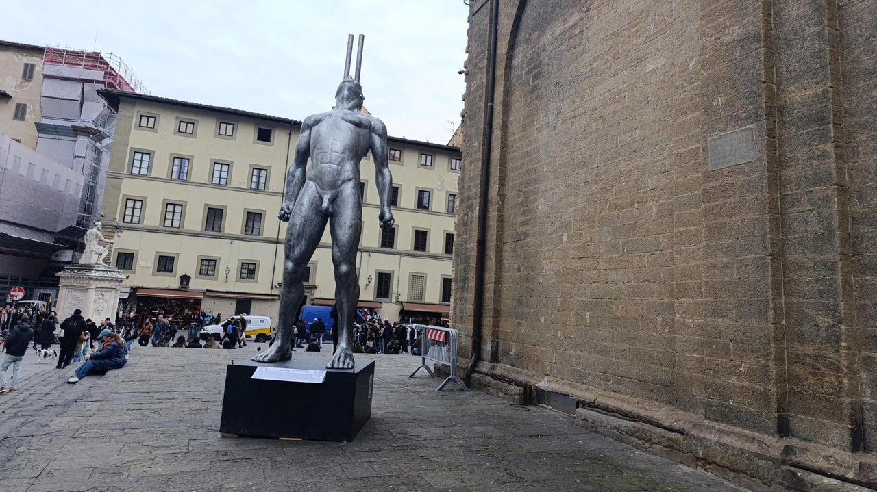 The Watcher, alta cinque metri, è statua posizionata davanti alla Basilica