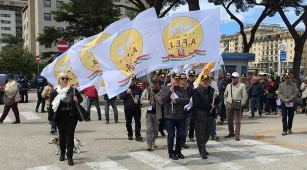 Faccia a faccia con l’amianto. In cento protestano in piazza: "Rispettate quella sentenza"