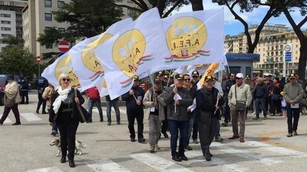 La protesta degli iscritti di Afea davanti alla sede dell’Agenzia delle entrate