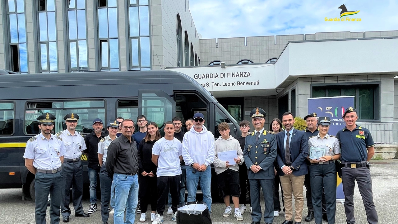 Il bus messo a disposizione dal Comando Provinciale di Pisa