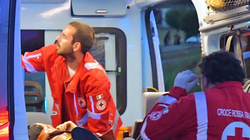 Terrore nella notte fra venerdì e sabato. La vittima stava litigando con due stranieri quando è stato colpito. E’ arrivato in ospedale in arresto cardiaco. Trovata la pozza di sangue sugli scalini di un palazzo.