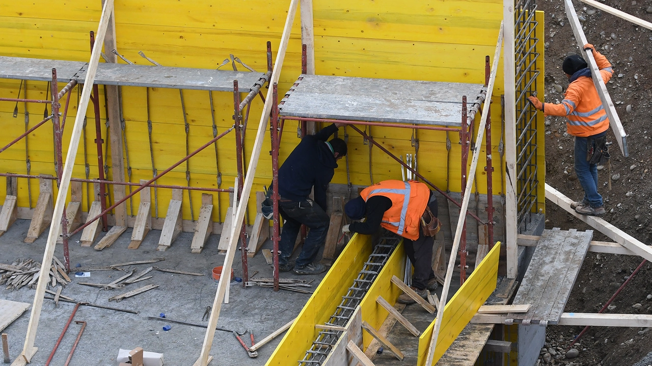 Operai al lavoro in un cantiere per la costruzione di un edificio (archivio)