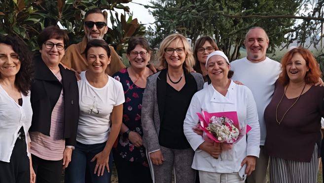 Ritrovo emozionante per ex compagni di classe dell’Itc G.B Carducci dopo 40 anni, celebrato con allegria e promesse di riunione futura.