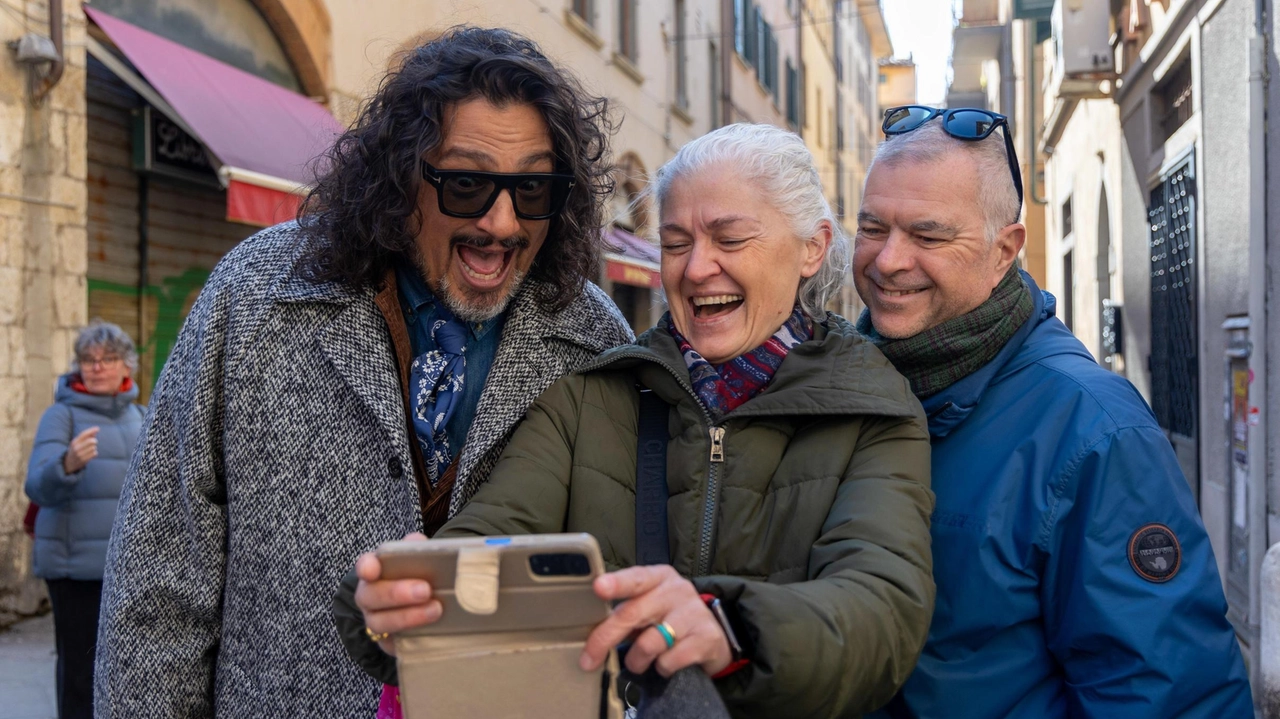 AlessandroBorghese impegnato a scattare selfie con i fan pisani (foto Del Punta per Valtriani)