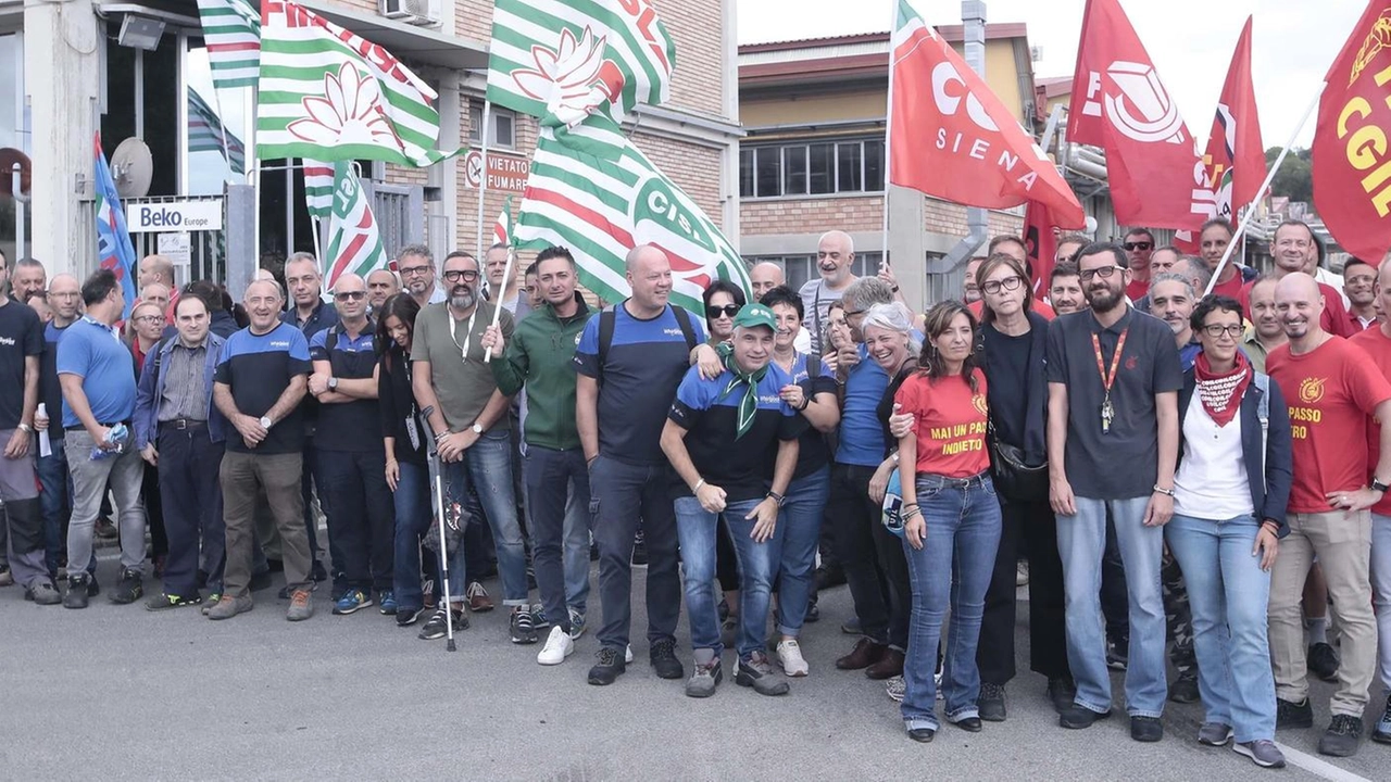 Il presidio dei lavoratori davanti allo stabilimento Beko Europe di Siena