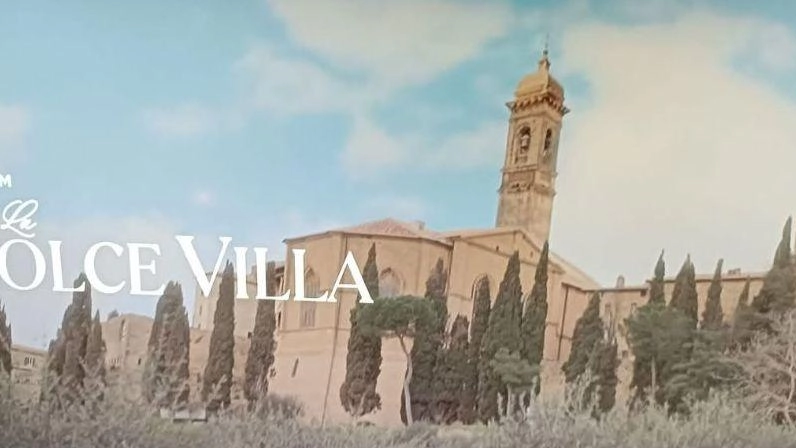 Sopra il ’falso’ in tv, a destra il vero campanile del Duomo di Pienza e Ciacci