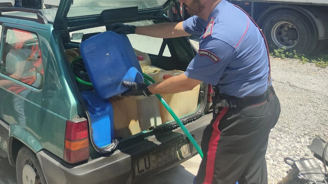 L’uomo, ai domiciliari per fatti analoghi, è stato identificato dai carabinieri come l’autore di un nuovo furto di gasolio da un camion in sosta