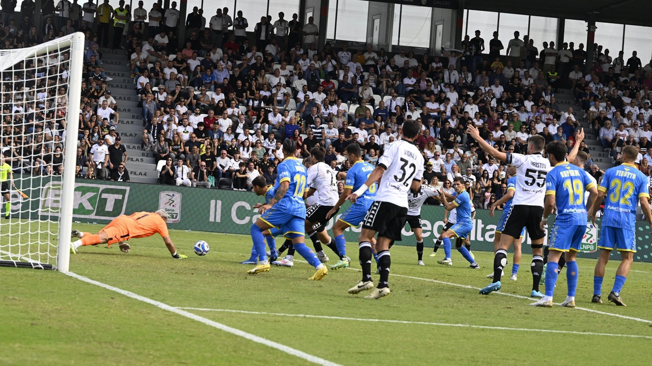 L’azione del 3-1 firmato da Pio Esposito nel vittorioso derby contro la Carrarese giocato allo stadio Picco