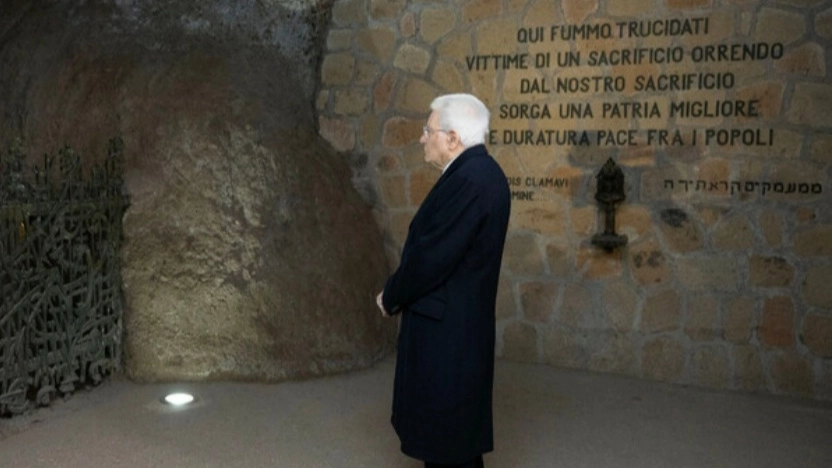 Il presidente Mattarella alle Fosse Ardeatine (foto Ansa) 